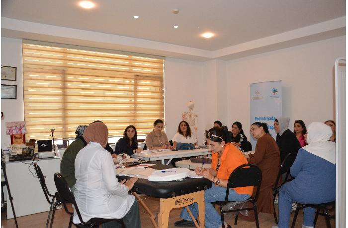 Pediatriyada Refleksoterapiya təlimləri uğurla davam edir